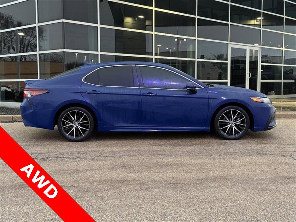 Used 2023 Toyota Camry SE image 2
