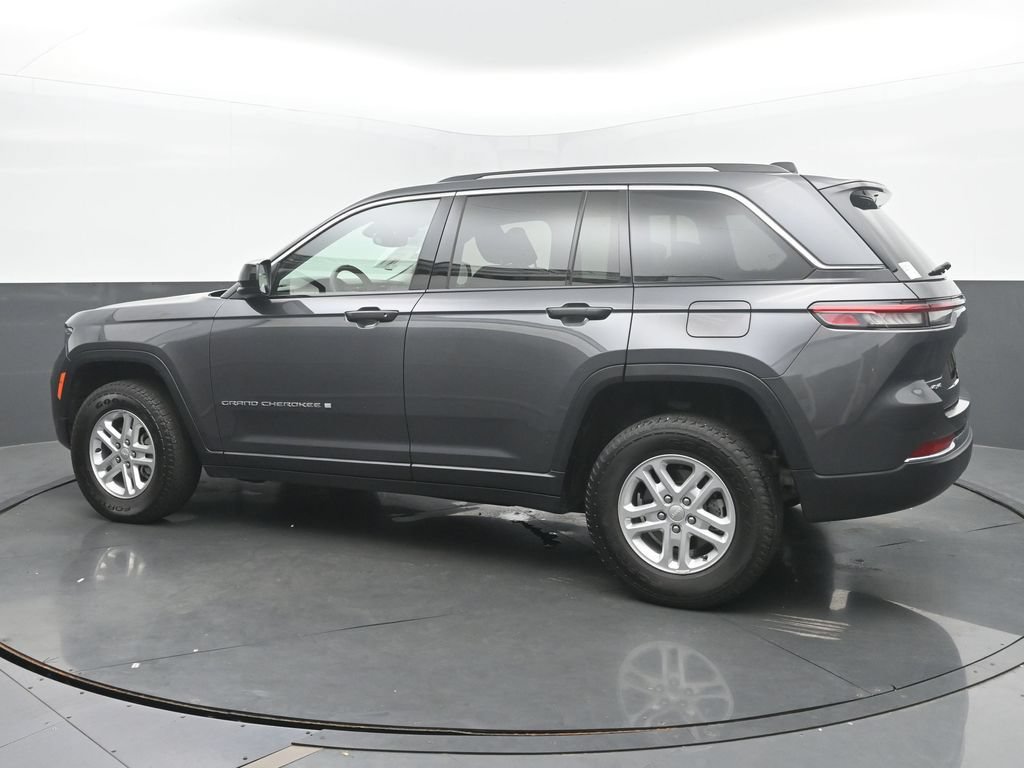 Used 2022 Jeep Grand Cherokee Laredo w/ Luxury Tech Group I AWD/4WD image 3