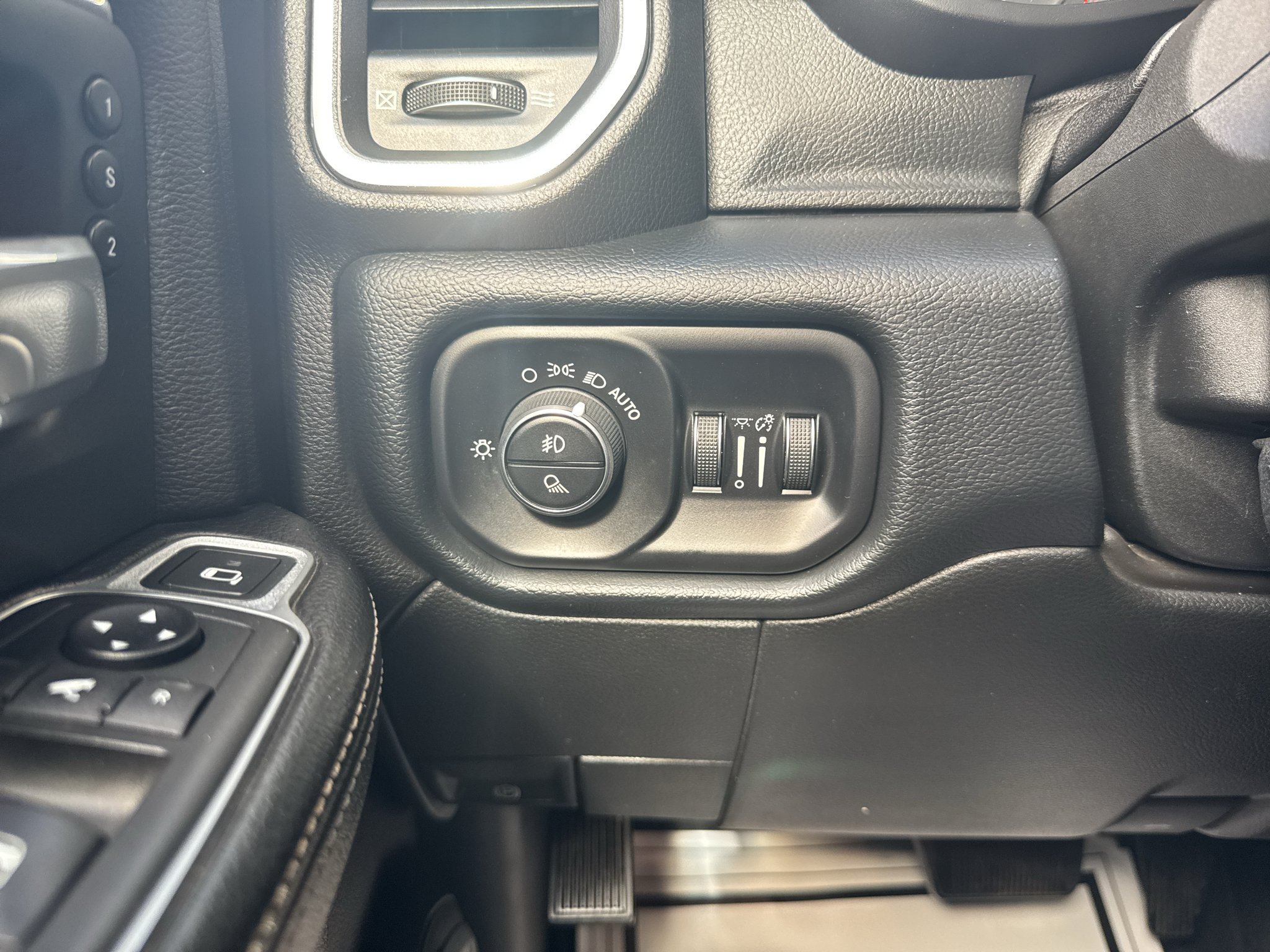 Used 2019 RAM 3500 Laramie AWD/4WD image 16