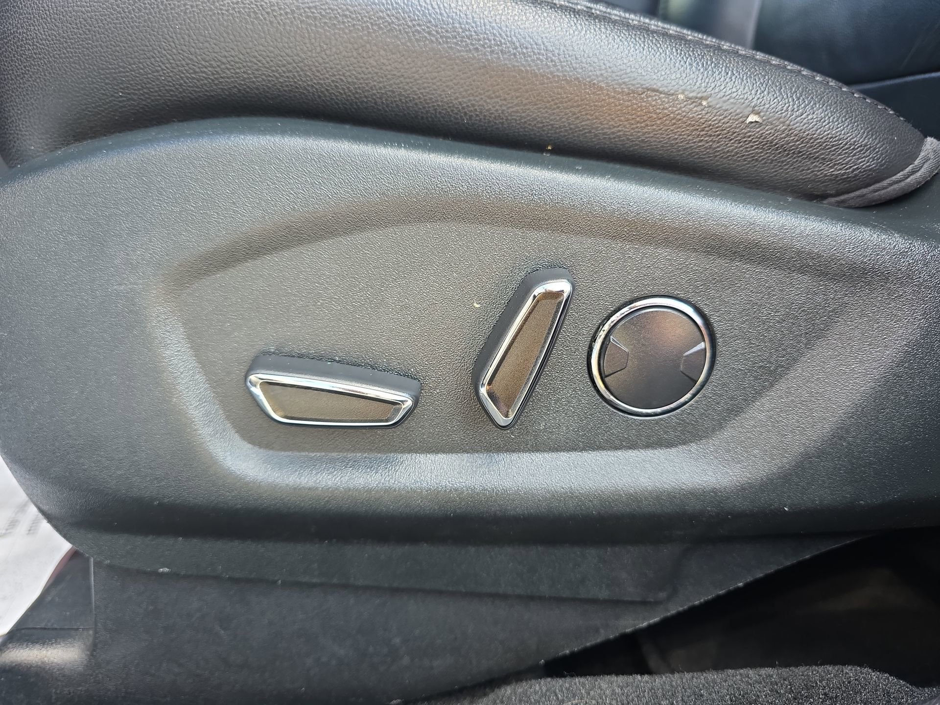 Certified 2018 Ford Explorer XLT w/ Equipment Group 202A image 43