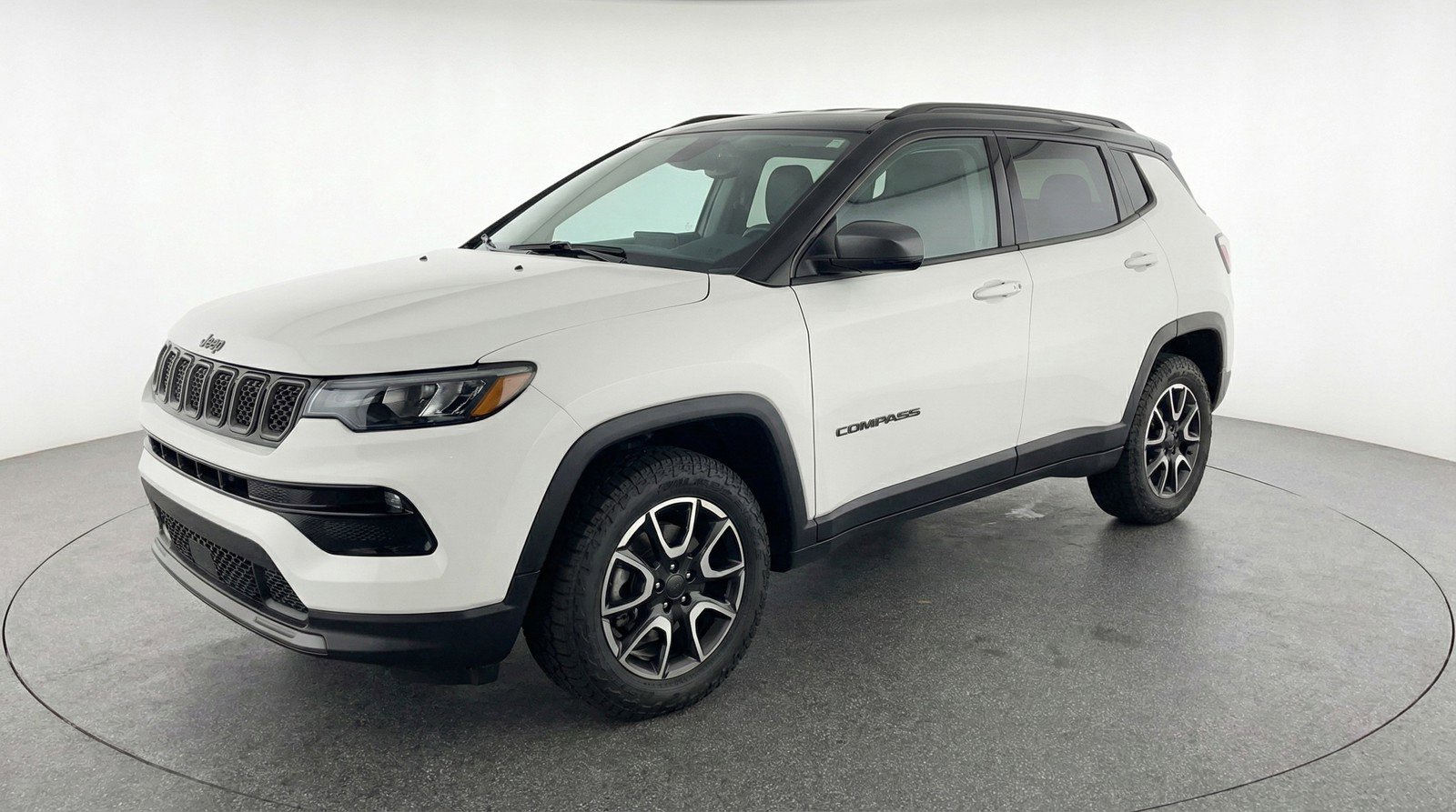 Used 2025 Jeep Compass Trailhawk image 3