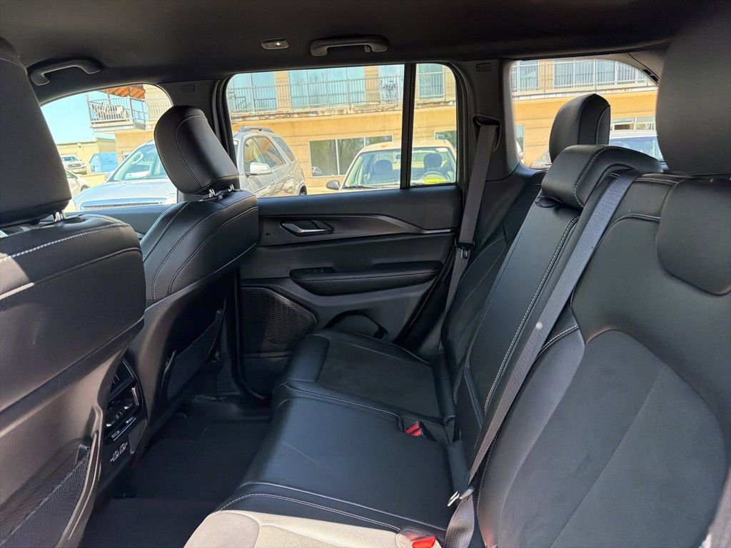 Used 2025 Jeep Grand Cherokee Altitude AWD/4WD image 16