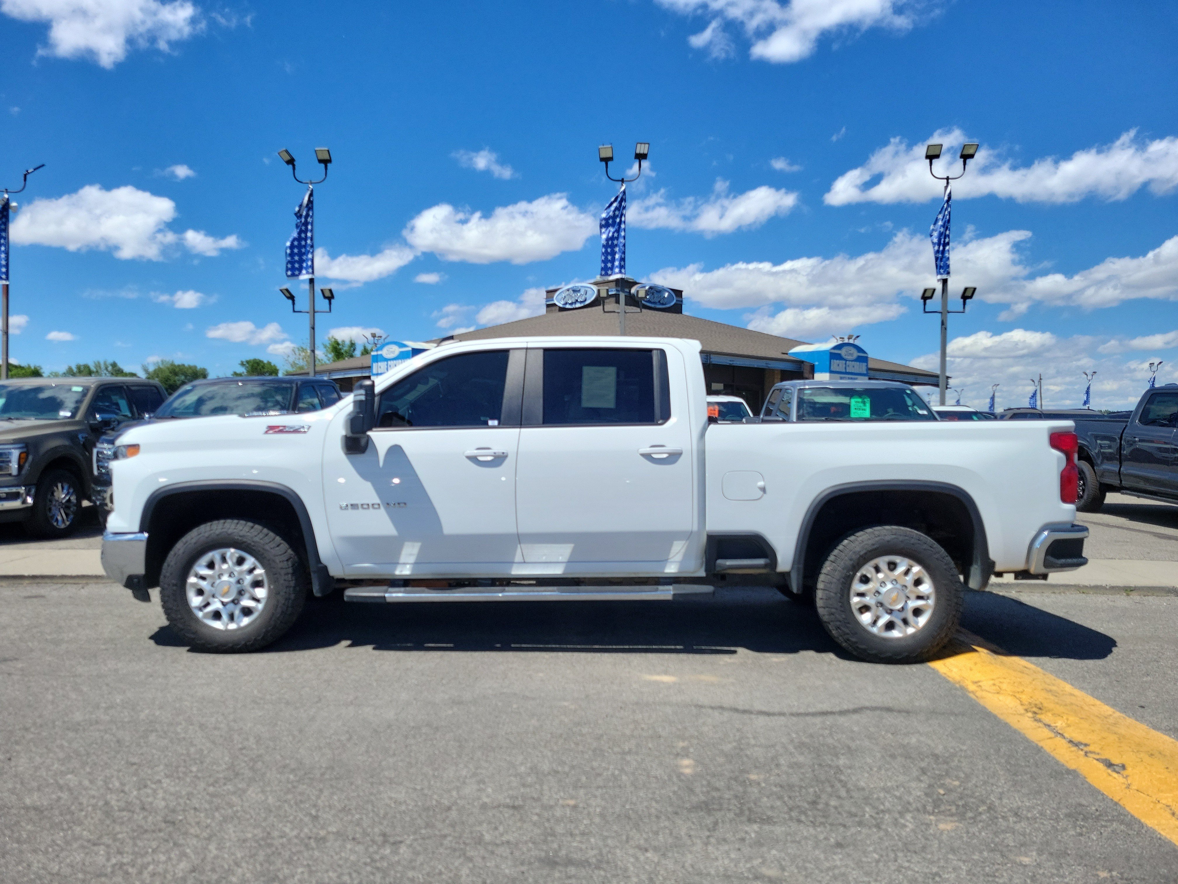 Used 2024 Chevrolet Silverado 2500 LT AWD/4WD image 2