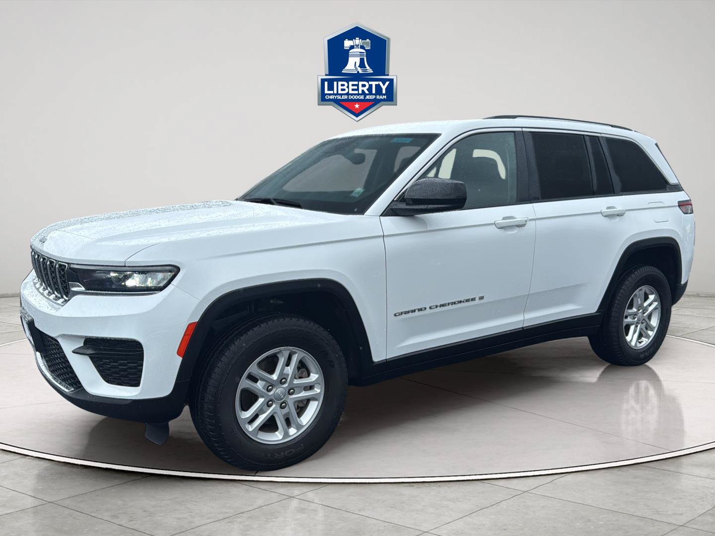 Used 2023 Jeep Grand Cherokee Laredo AWD/4WD image 4
