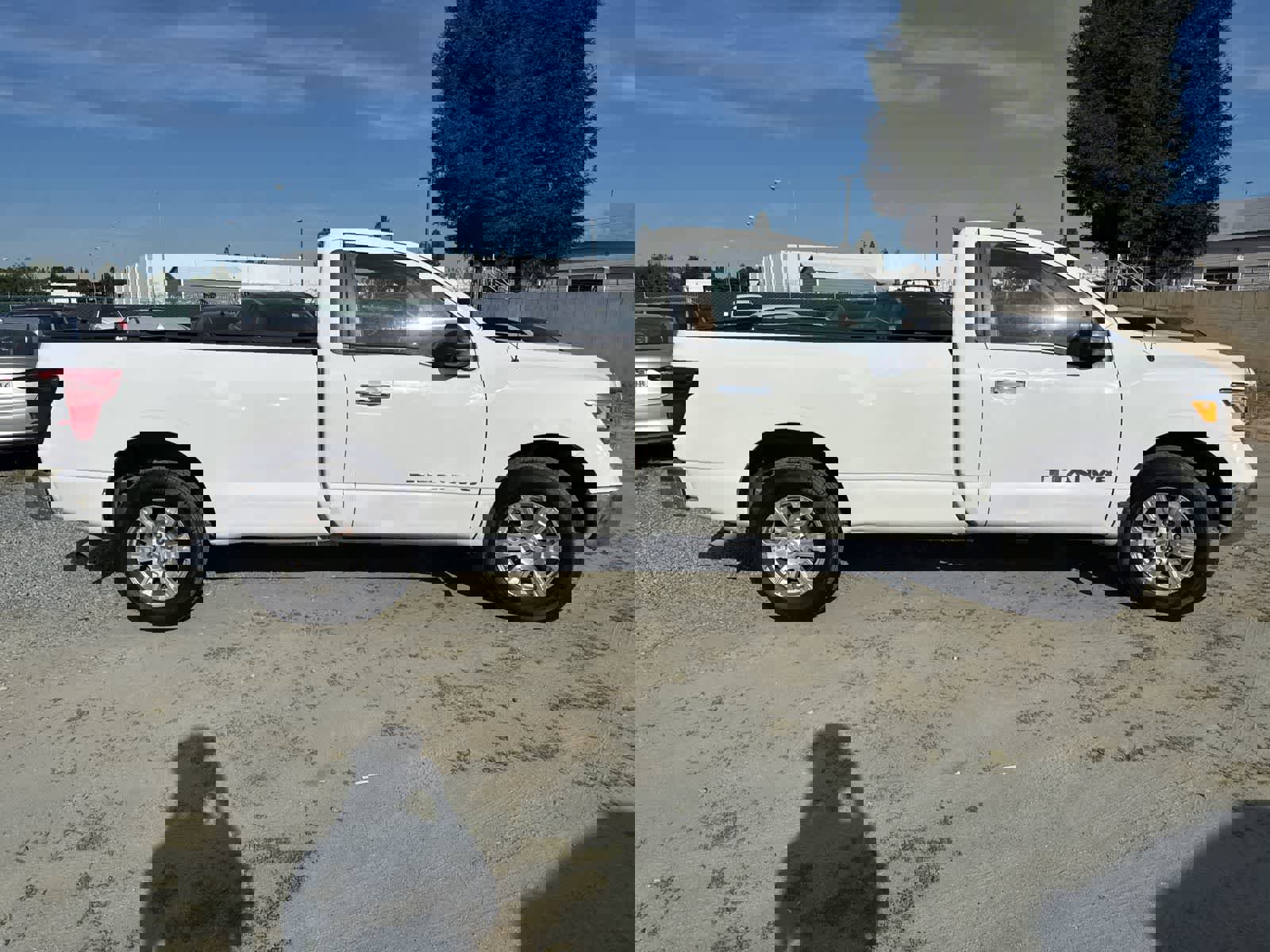 Used 2019 Nissan Titan SV image 4