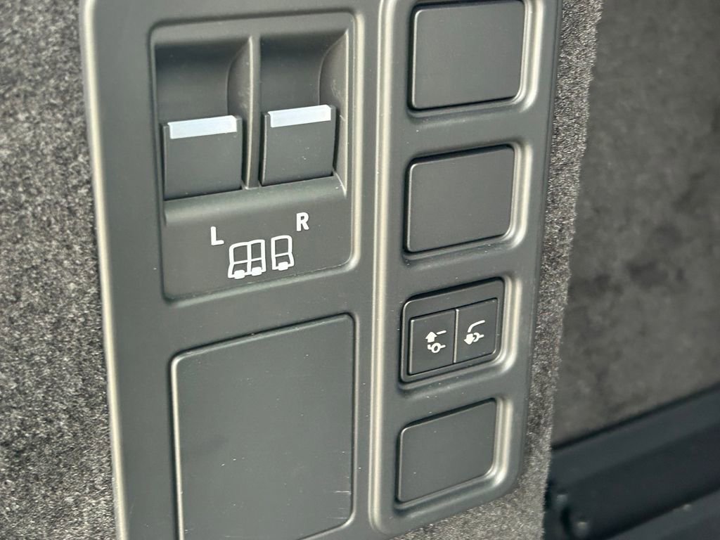Used 2025 Land Rover Discovery S image 14