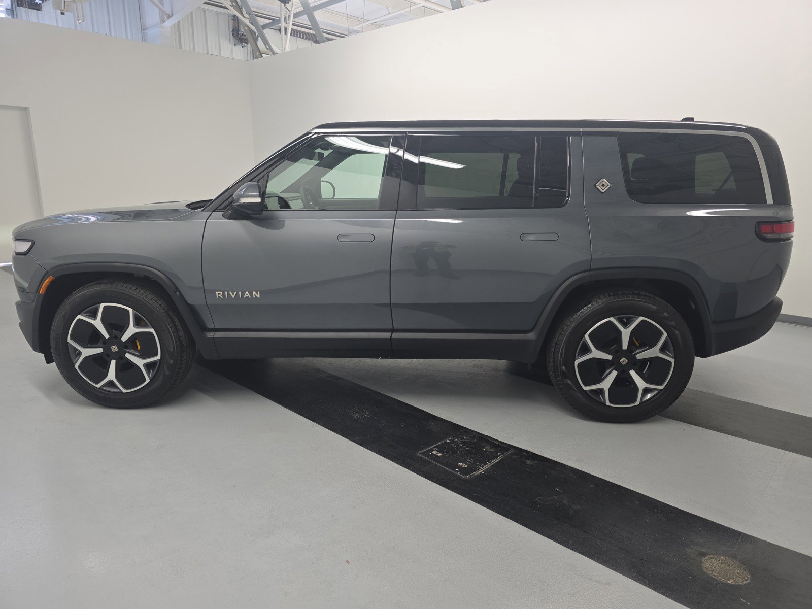 Used 2023 Rivian R1S Adventure AWD/4WD image 2