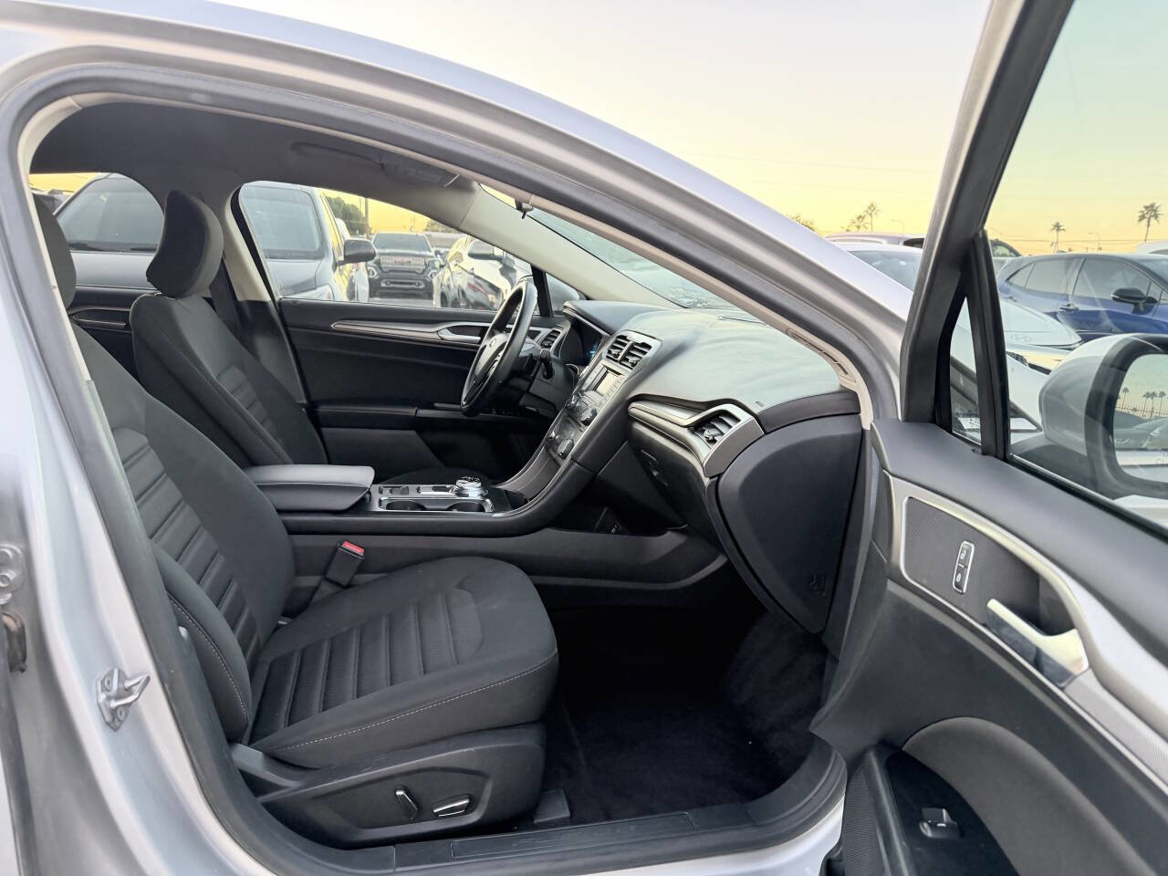 Used 2017 Ford Fusion SE image 25