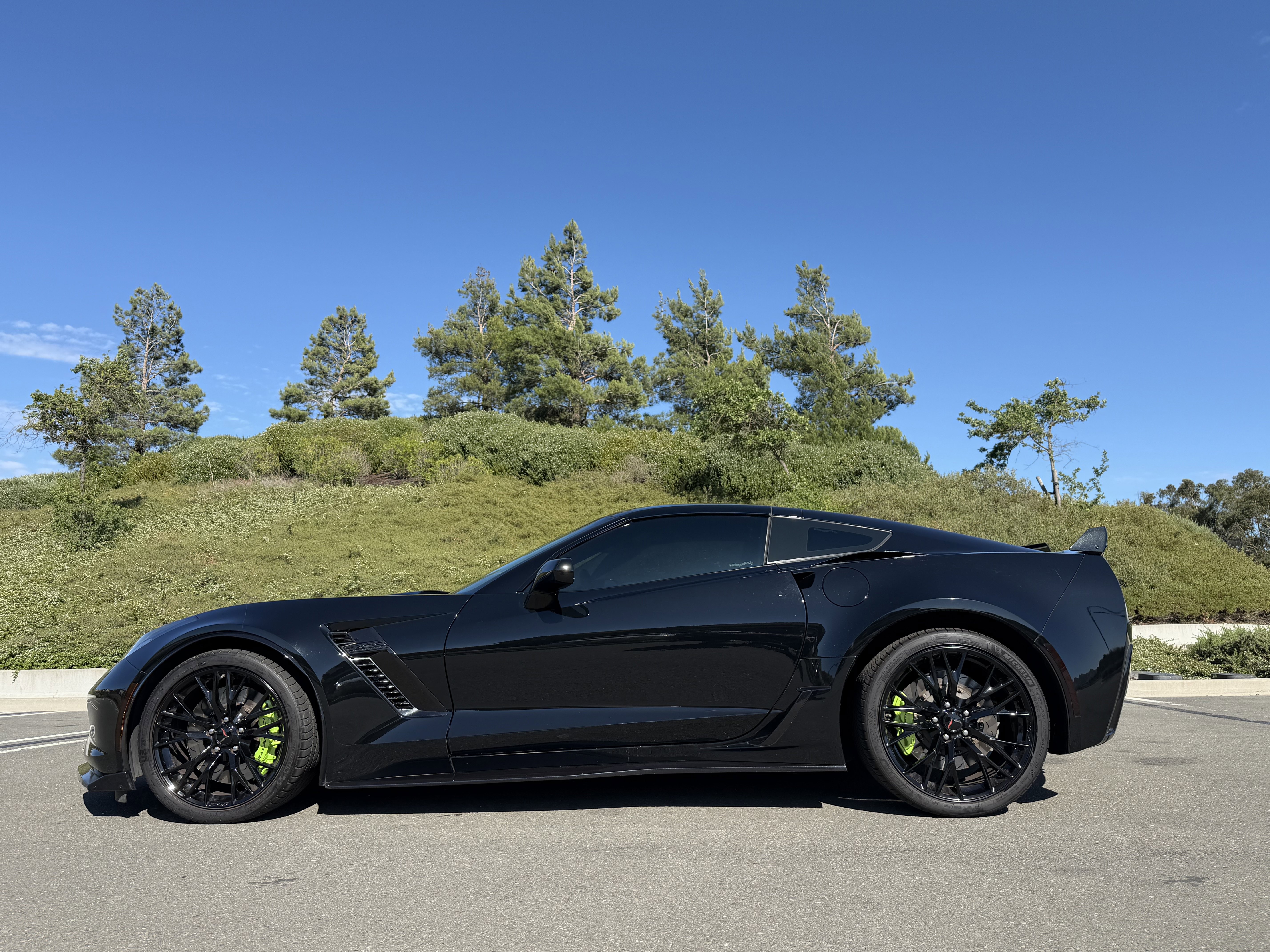 Used 2016 Chevrolet Corvette Z06 w/ 3LZ Preferred Equipment Group image 2