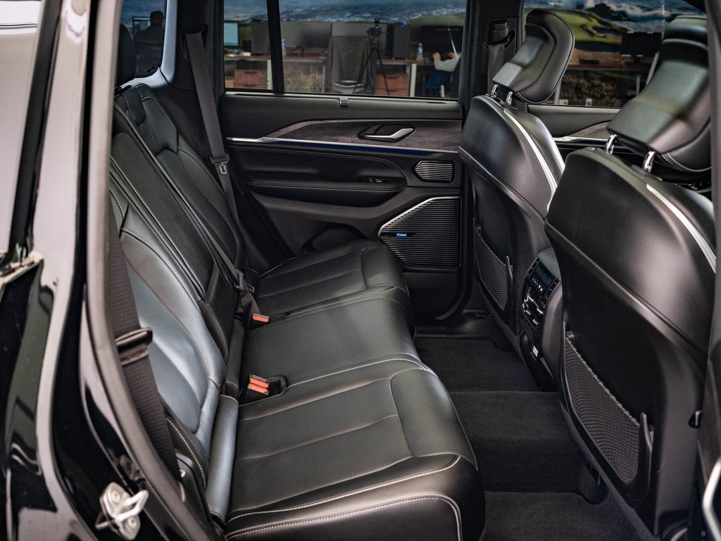 Used 2023 Jeep Grand Cherokee Overland w/ Adv Protech Group III image 36