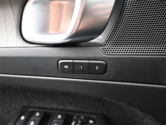 Used 2024 Volvo XC40 B5 Plus image 29