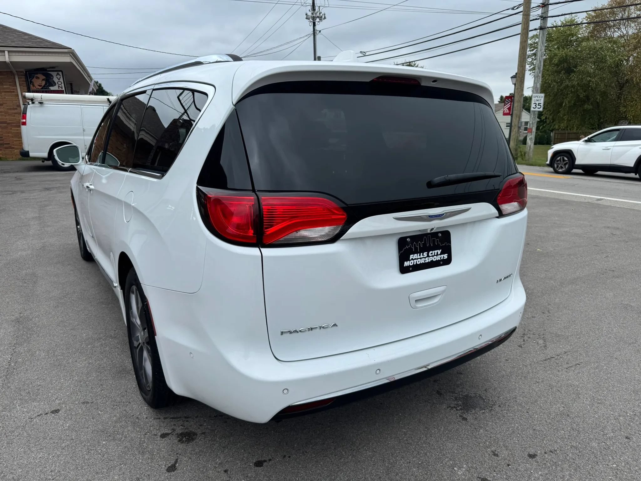Used 2018 Chrysler Pacifica Limited w/ Tire & Wheel Group FWD image 11