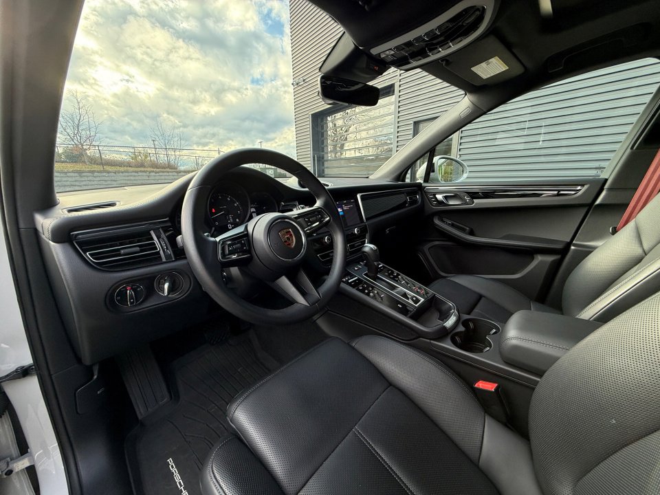 Certified 2025 Porsche Macan image 4