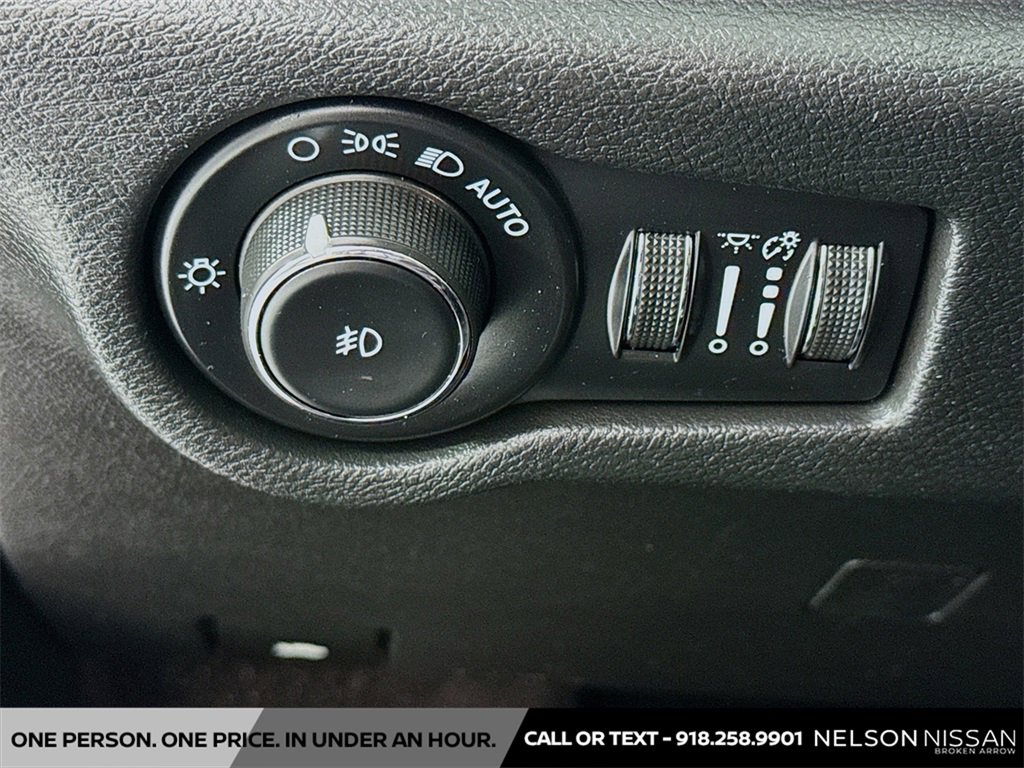 Used 2022 Chrysler Pacifica Limited w/ Uconnect Theater Family Group image 10