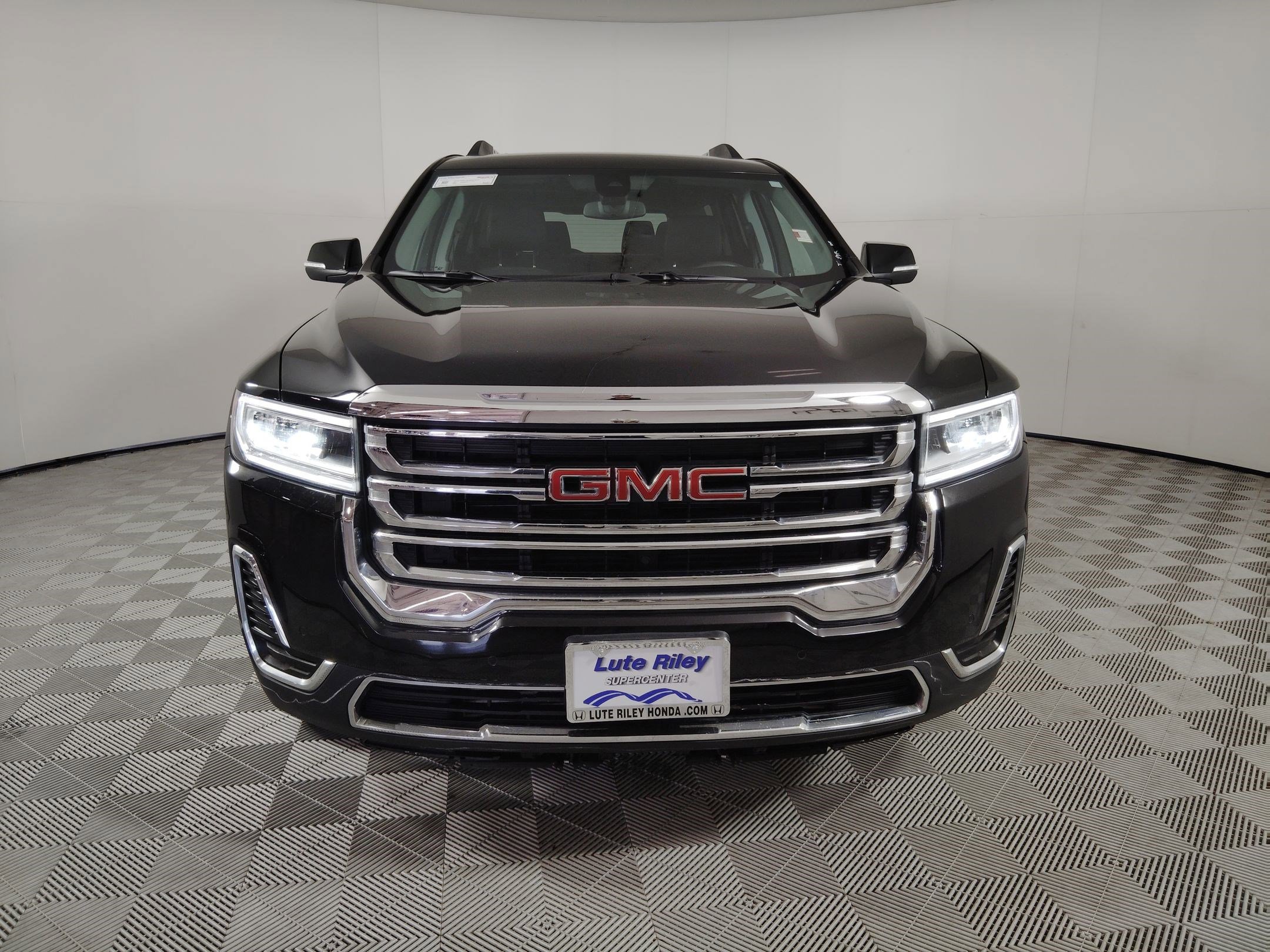 Used 2023 GMC Acadia SLE w/ Driver Convenience Package image 6