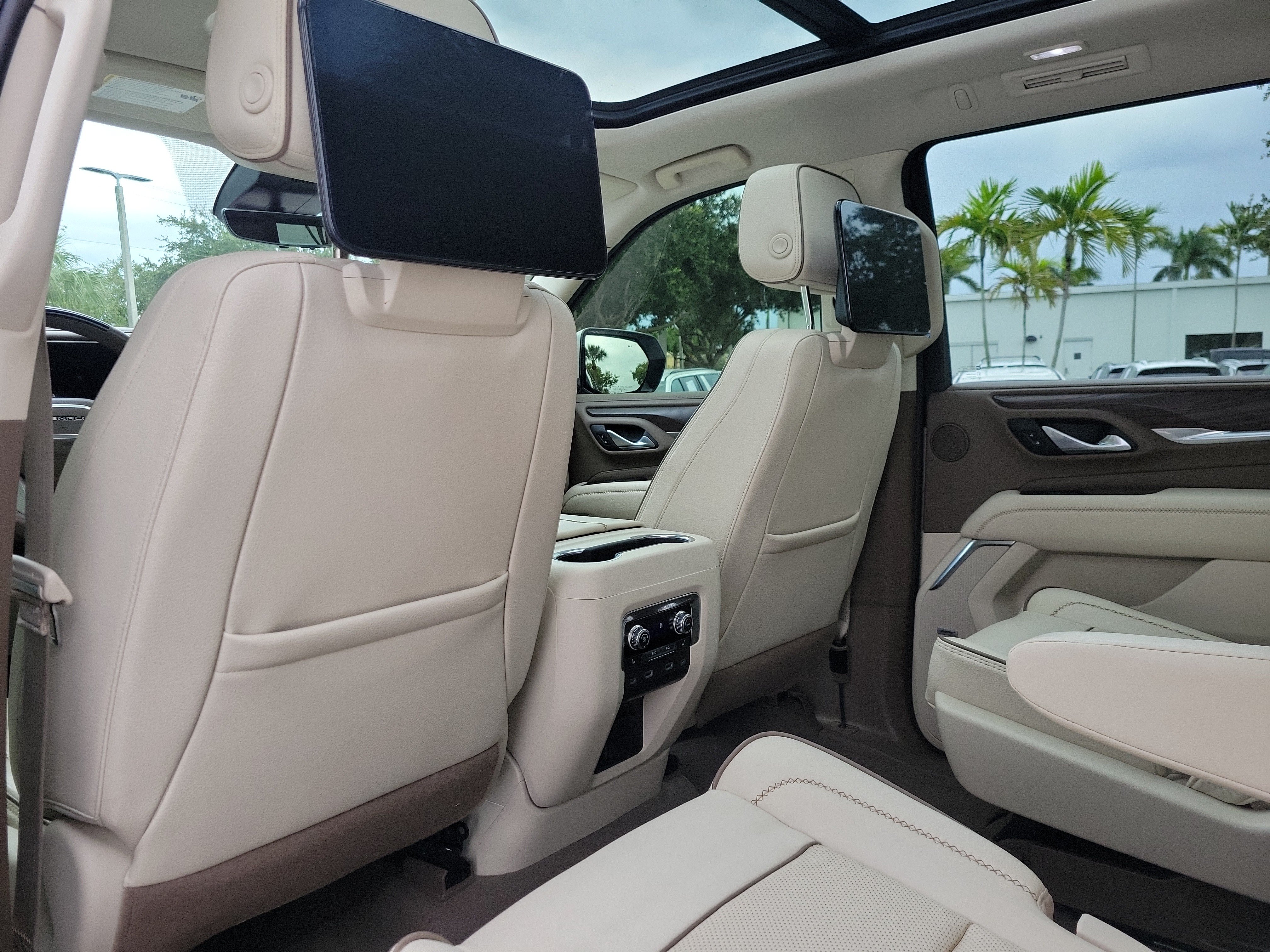 Used 2023 GMC Yukon Denali w/ Denali Reserve Package RWD image 14
