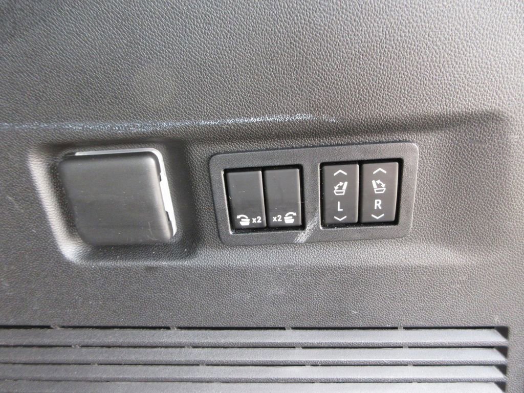 Used 2021 GMC Yukon XL AT4 w/ Technology Package AWD/4WD image 13