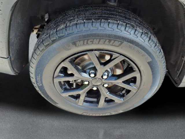 Used 2024 Jeep Grand Cherokee Altitude AWD/4WD image 9