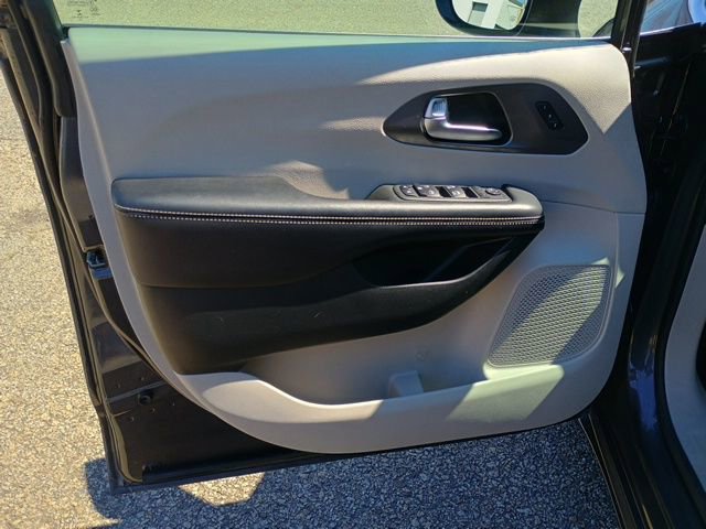 Used 2022 Chrysler Pacifica Touring-L image 20