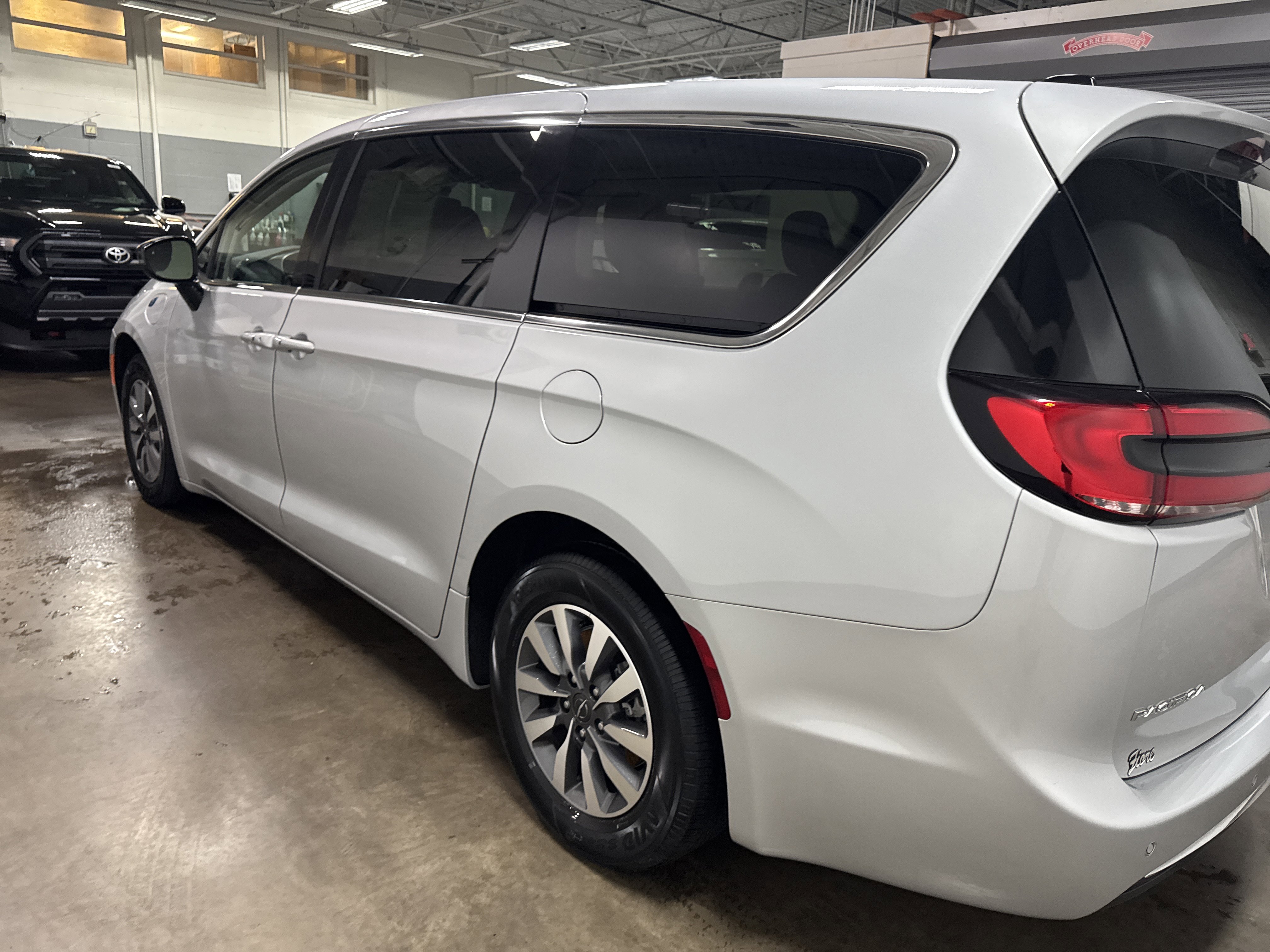 Used 2024 Chrysler Pacifica Select image 5
