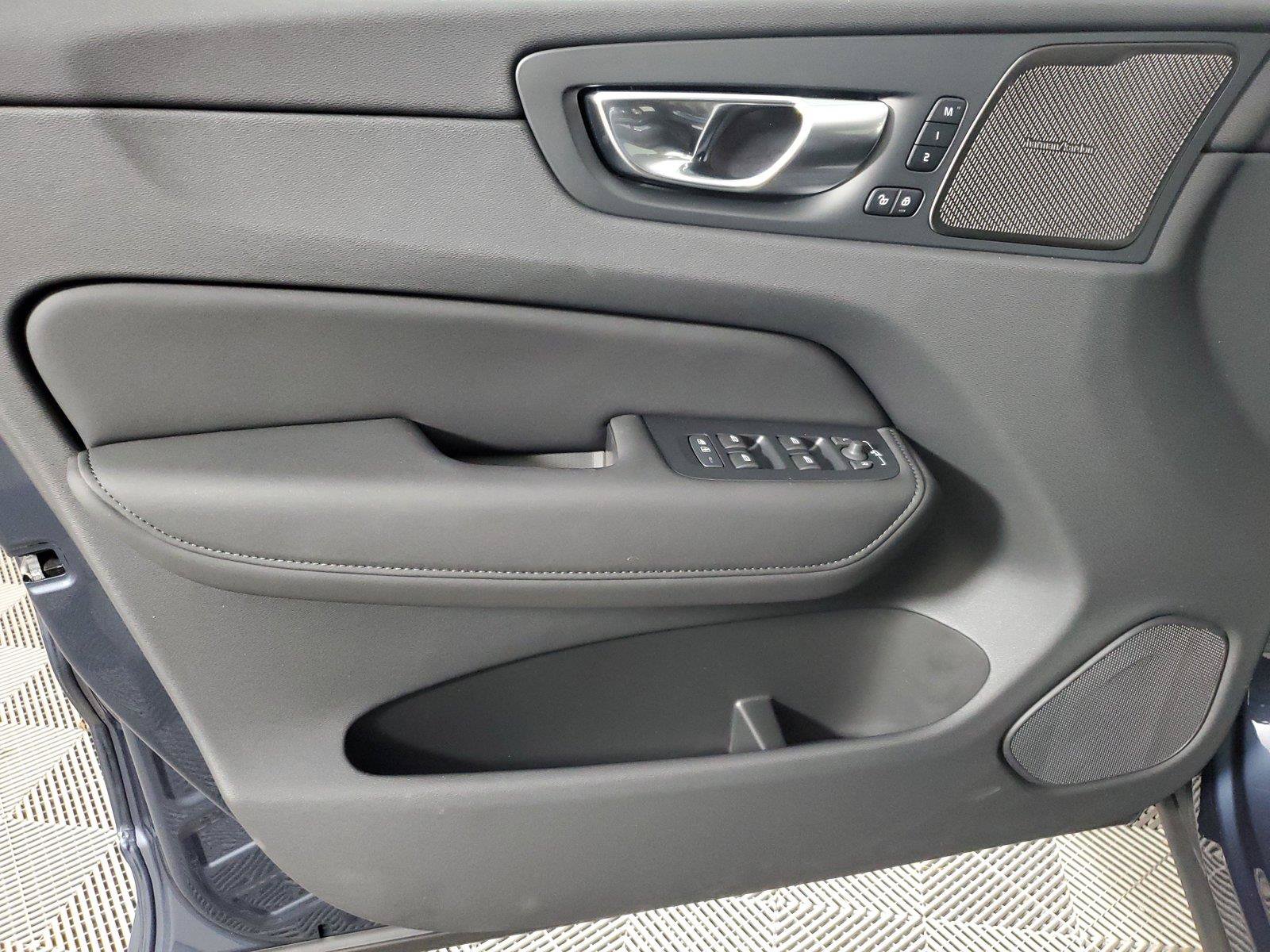 New 2027 Volvo XC60 B5 Plus AWD/4WD image 19