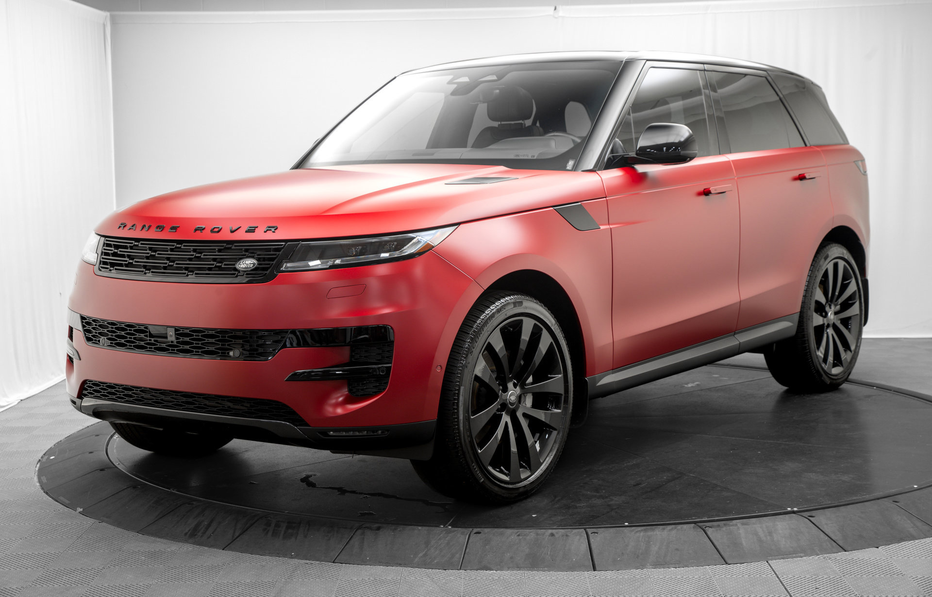 Used 2025 Land Rover Range Rover Sport SE AWD/4WD image 3