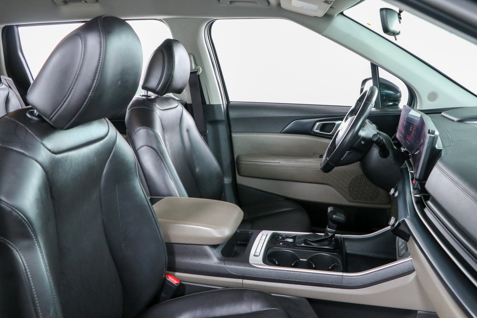 Used 2025 Kia Carnival FWD image 27