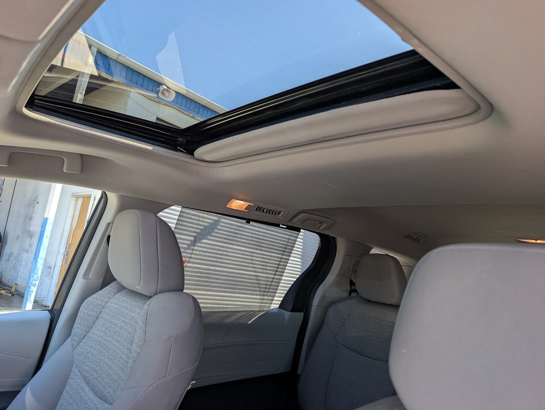 Used 2023 Toyota Sienna LE w/ LE Plus Package FWD image 19