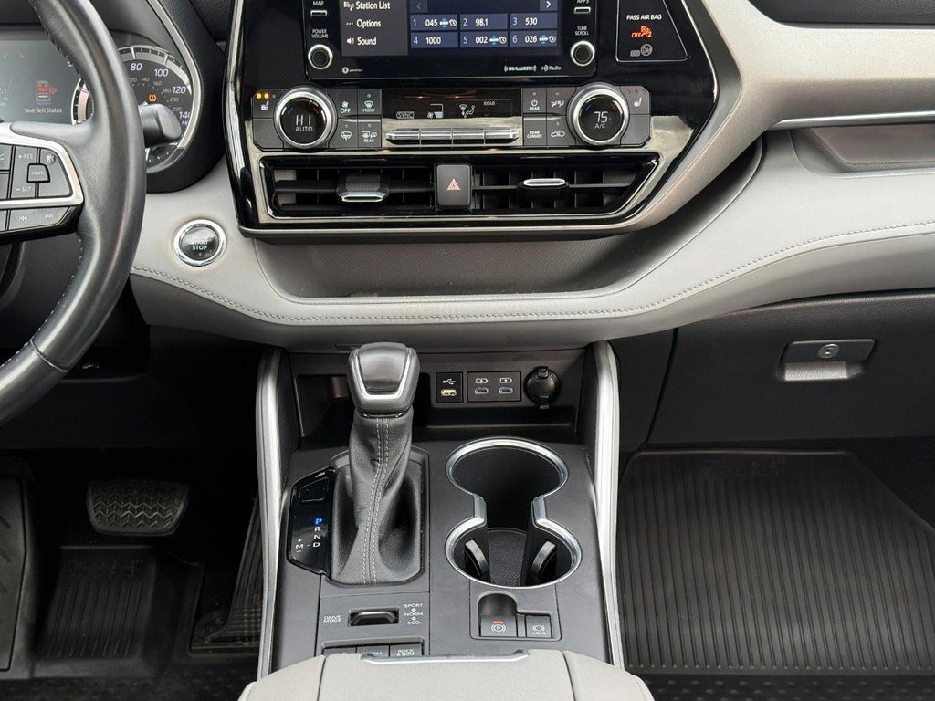 Used 2022 Toyota Highlander XLE image 17
