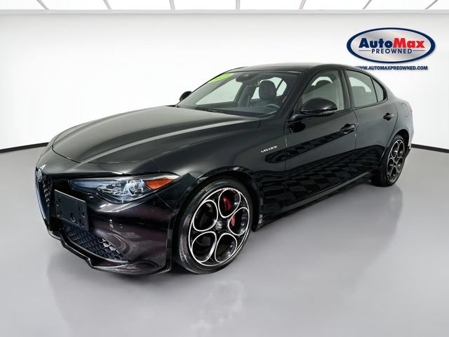 Used 2023 Alfa Romeo Giulia Veloce AWD/4WD image 3