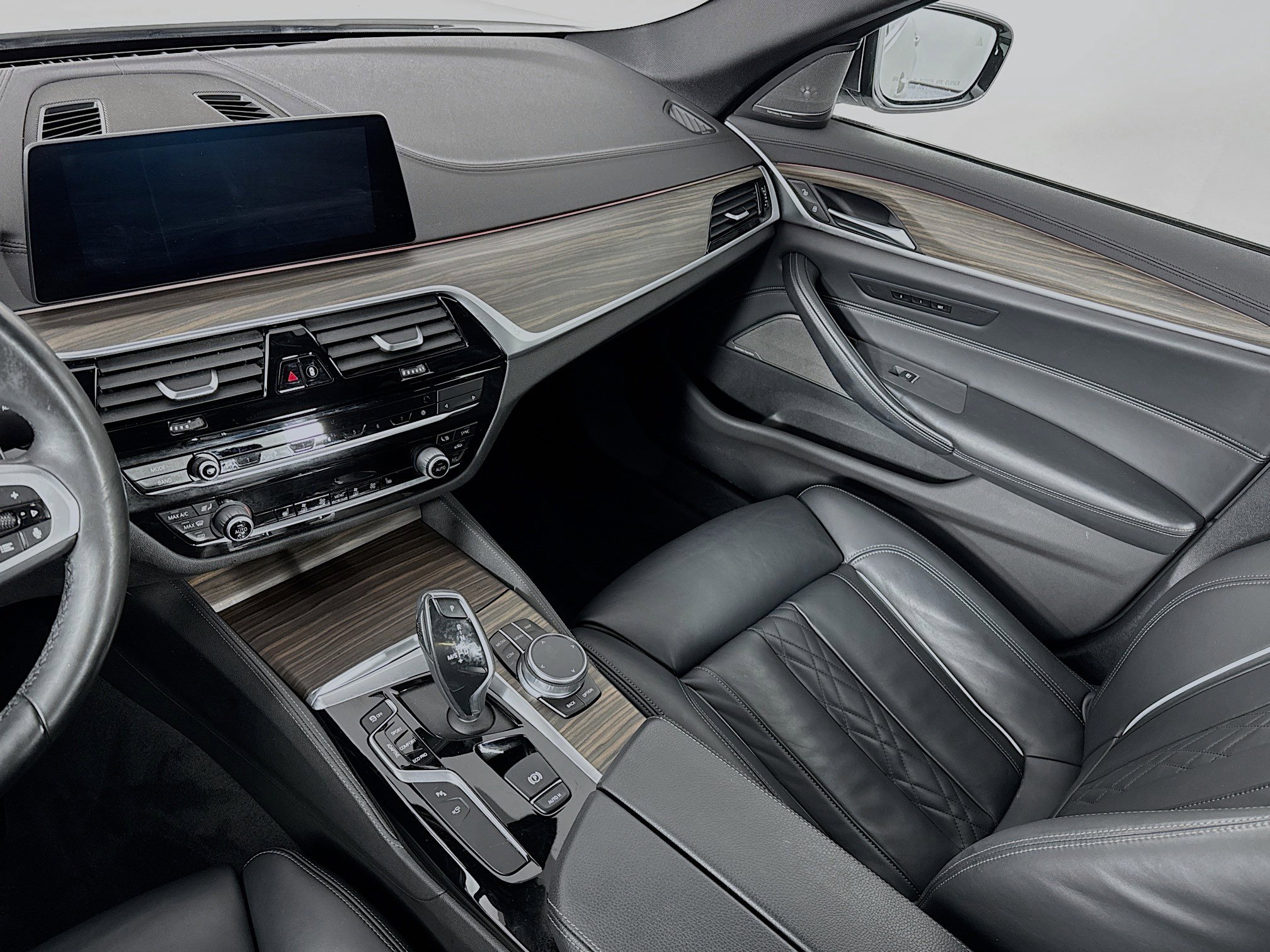 Used 2020 BMW M550i xDrive image 25