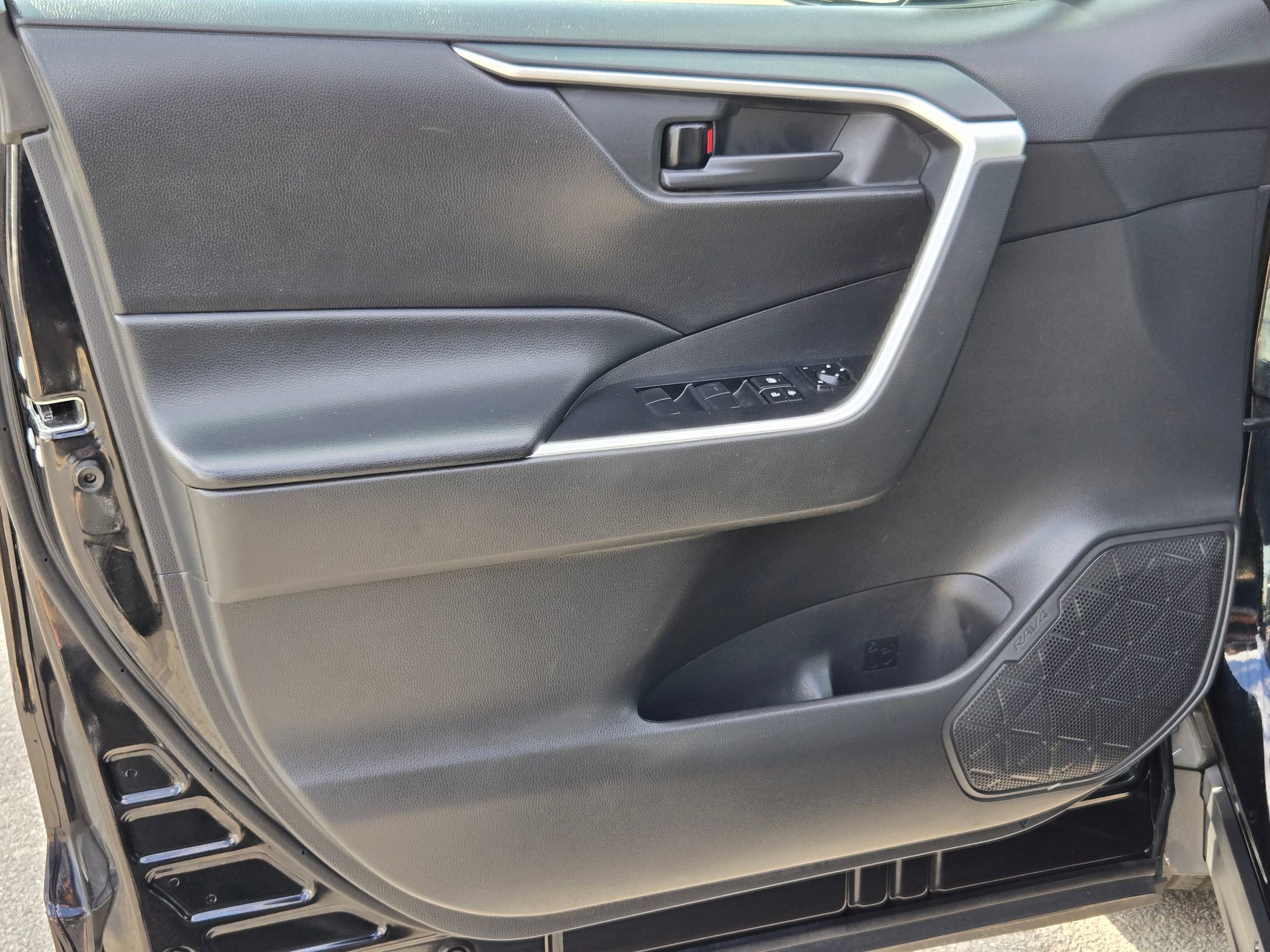 Used 2021 Toyota RAV4 LE image 20