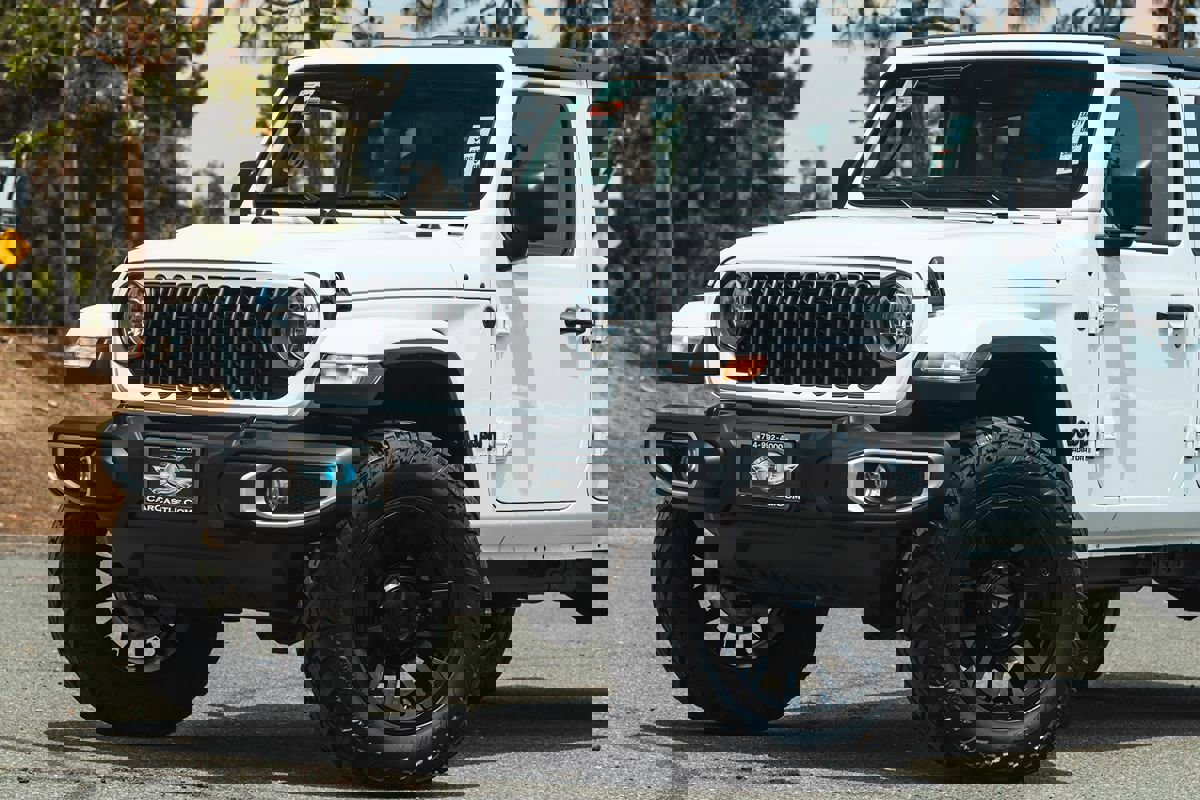 Used 2024 Jeep Gladiator Sport image 2