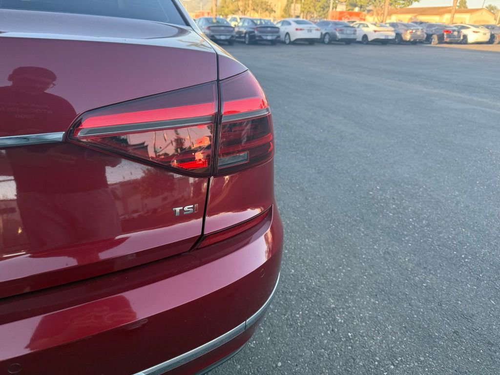 Used 2018 Volkswagen Passat 2.0T SEL Premium image 23