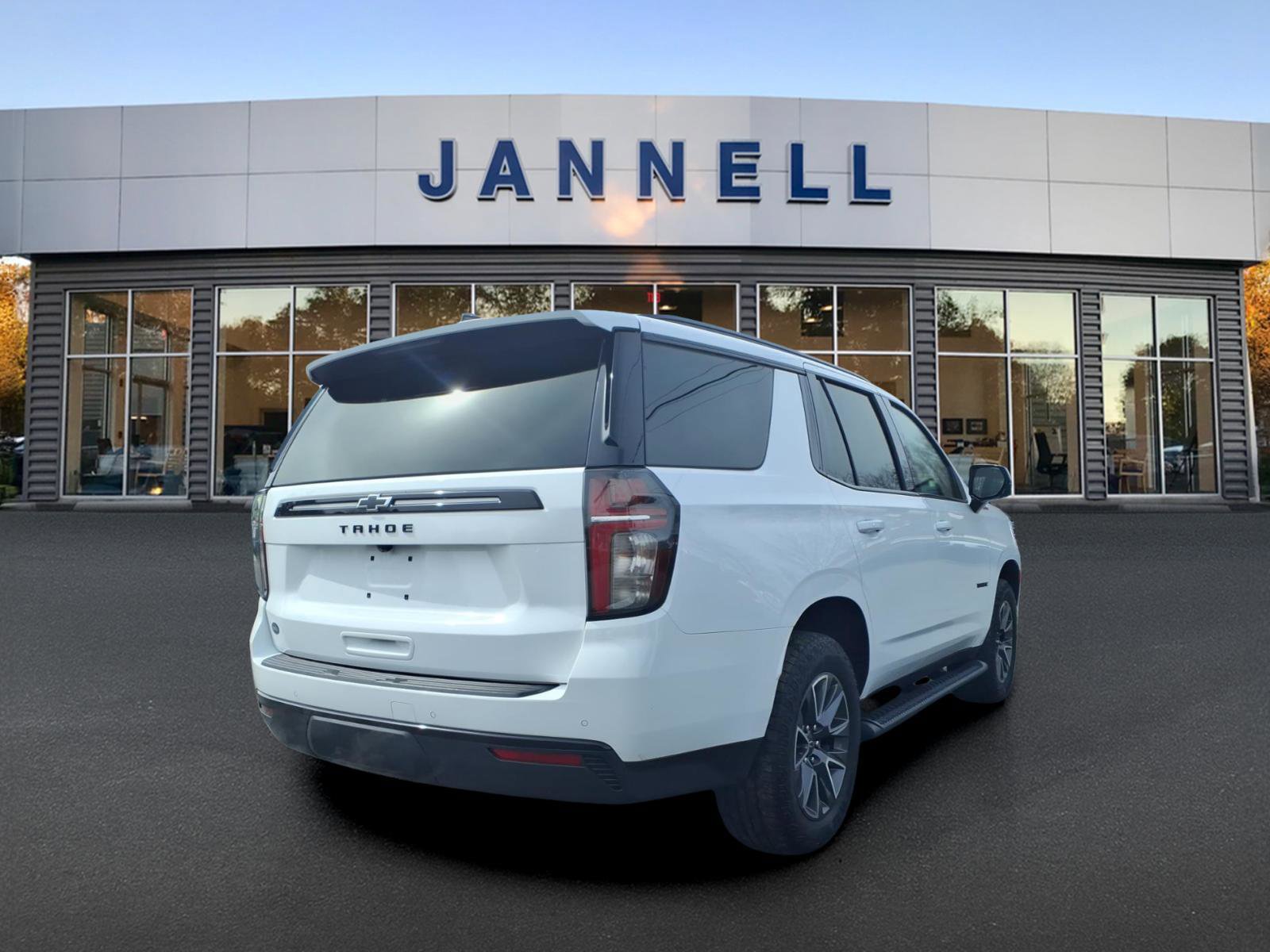 Used 2023 Chevrolet Tahoe Z71 w/ Luxury Package AWD/4WD image 5