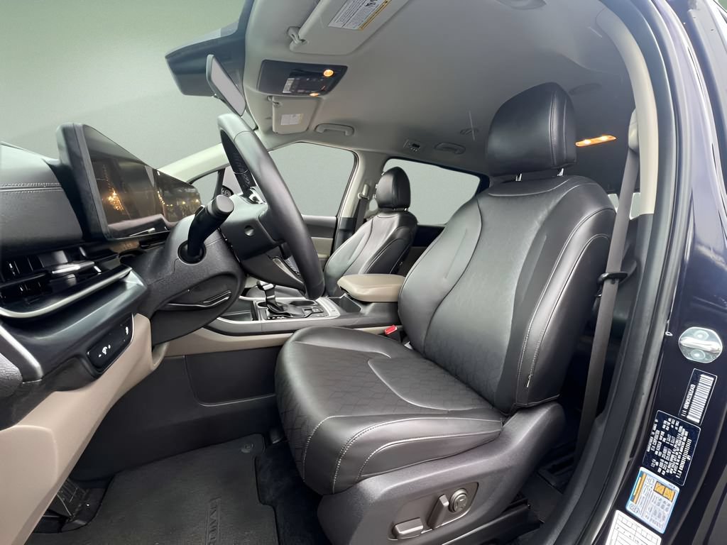 Used 2025 Kia Carnival FWD image 11