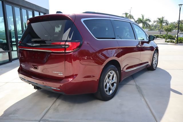 Used 2023 Chrysler Pacifica Limited w/ Trailer Tow Group AWD/4WD image 3
