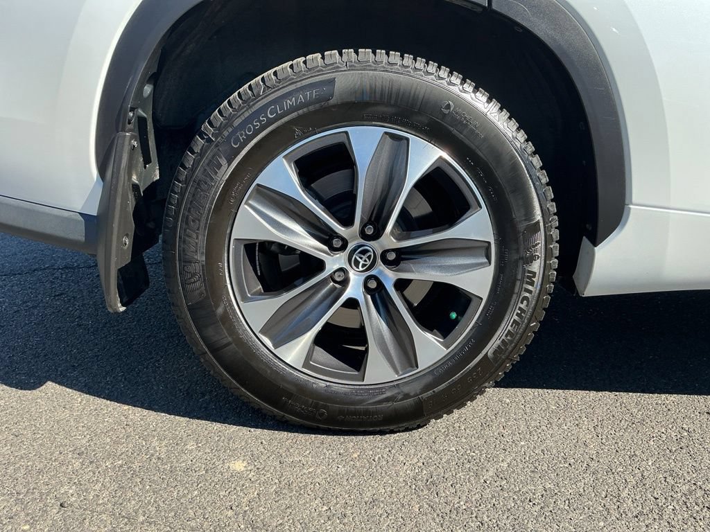 Used 2022 Toyota Highlander XLE AWD/4WD image 8