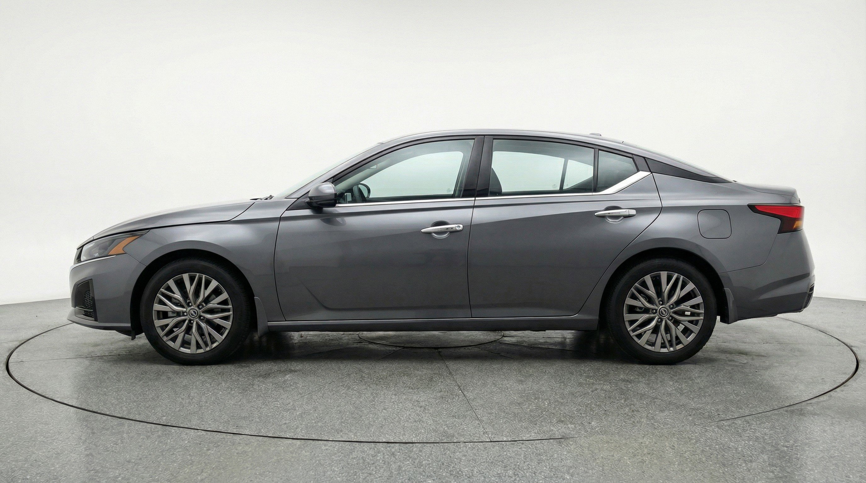 Used 2025 Nissan Altima 2.5 SV image 5