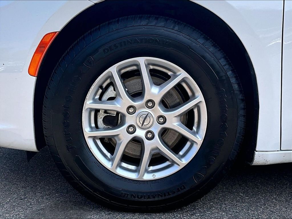 Used 2023 Chrysler Pacifica Touring-L FWD image 7