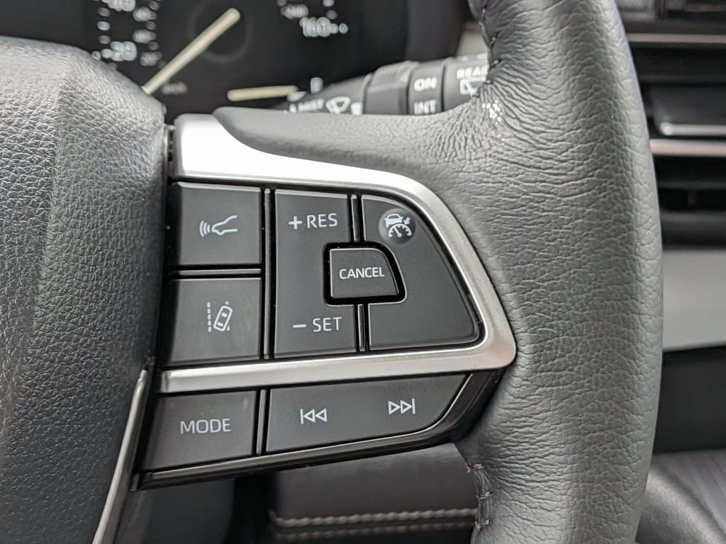 Used 2026 Toyota Sienna XLE FWD image 24