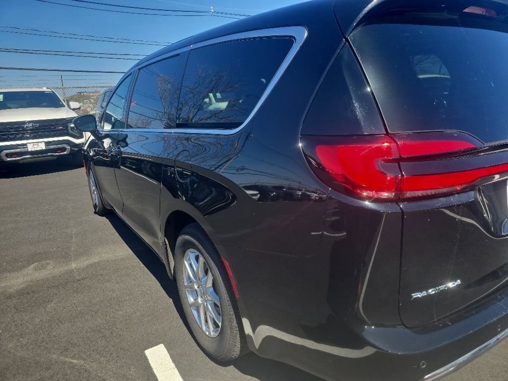 Used 2025 Chrysler Pacifica Select FWD image 6