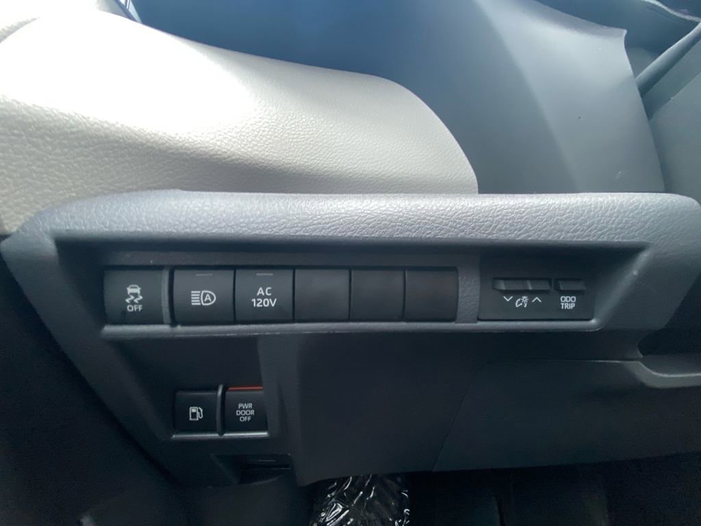 Used 2024 Toyota Sienna Limited image 19