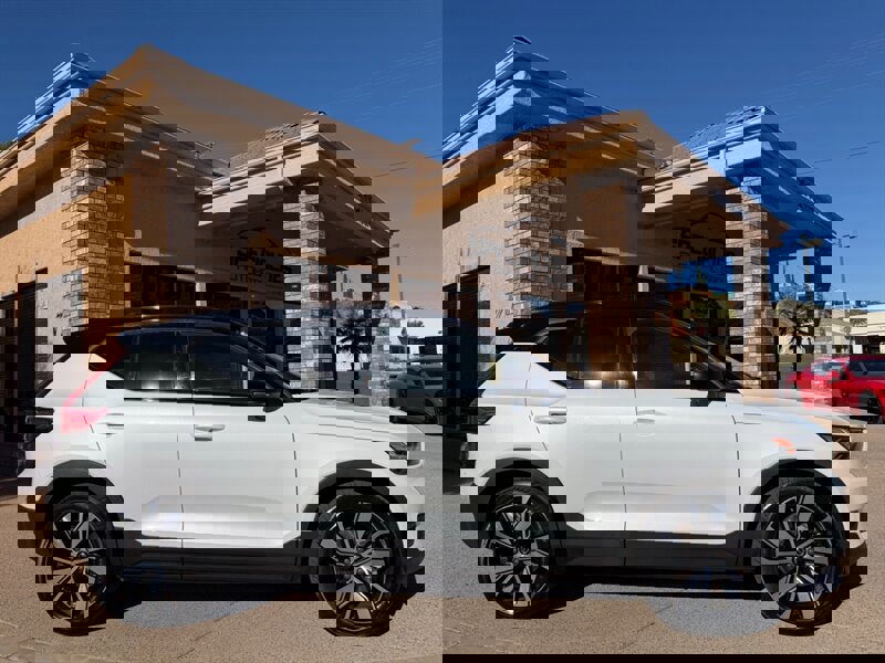 Used 2021 Volvo XC40 P8 Recharge image 6