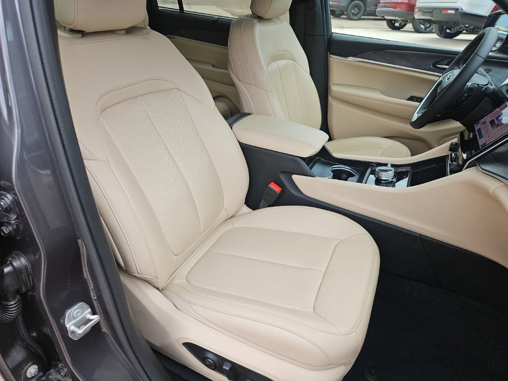 Certified 2025 Jeep Grand Cherokee L Limited w/ Luxury Tech Group II AWD/4WD image 25
