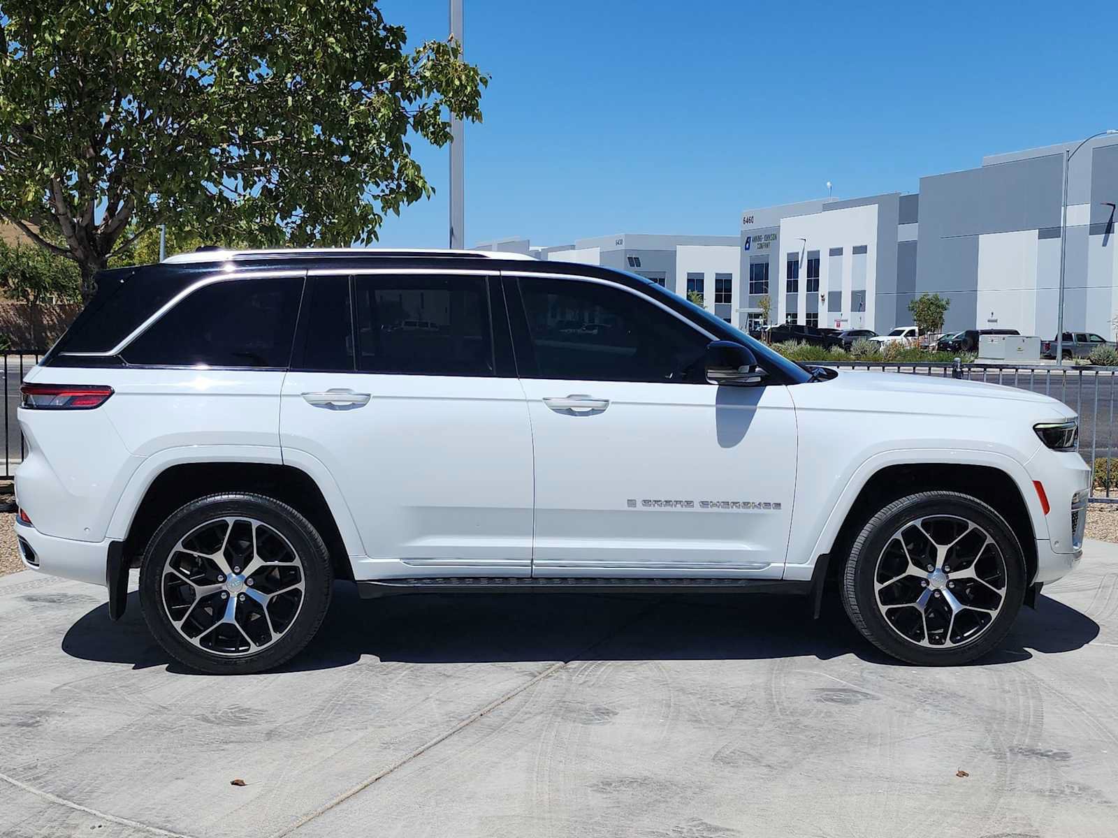 Used 2022 Jeep Grand Cherokee Summit AWD/4WD image 9