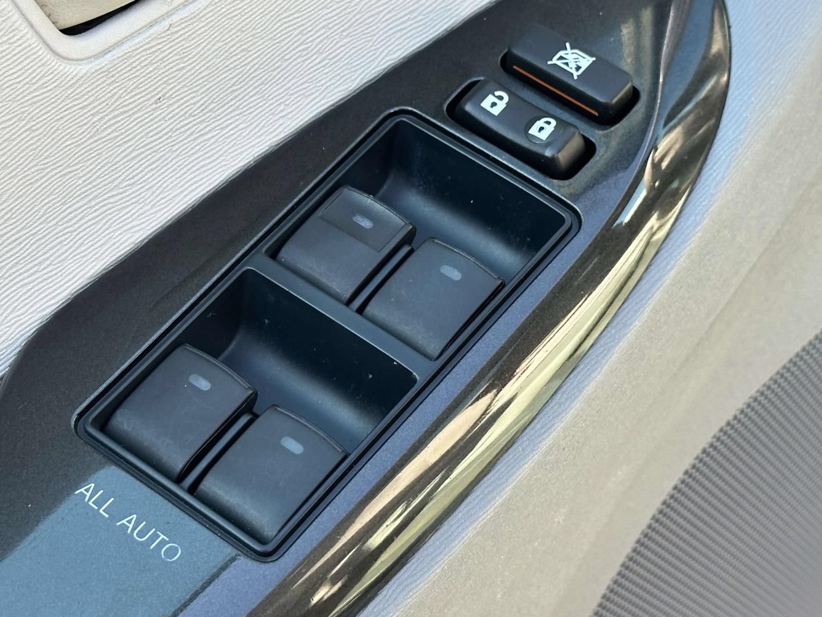 Used 2013 Toyota Sienna LE w/ Towing Pkg FWD image 16
