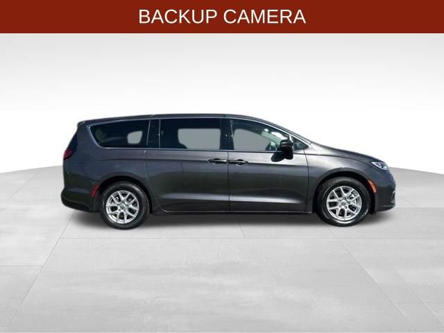 Used 2023 Chrysler Pacifica Touring-L FWD image 8
