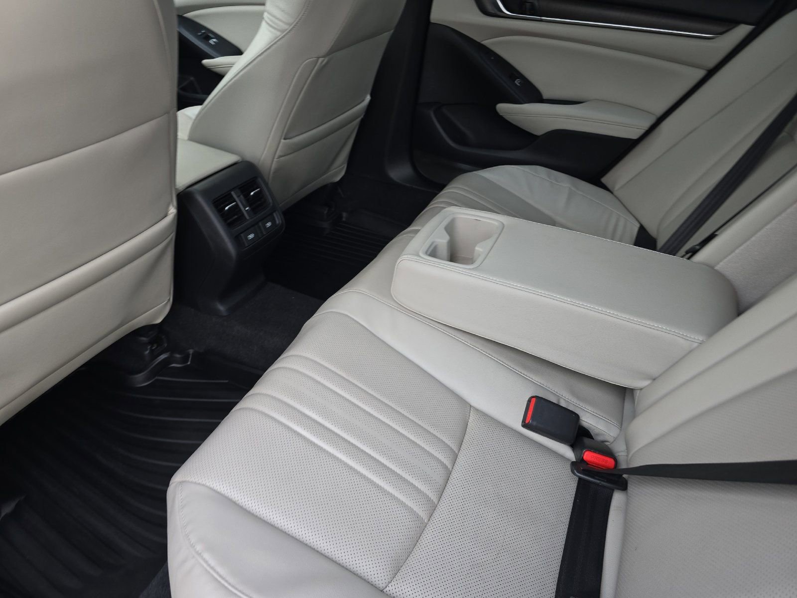Used 2018 Honda Accord Touring image 11