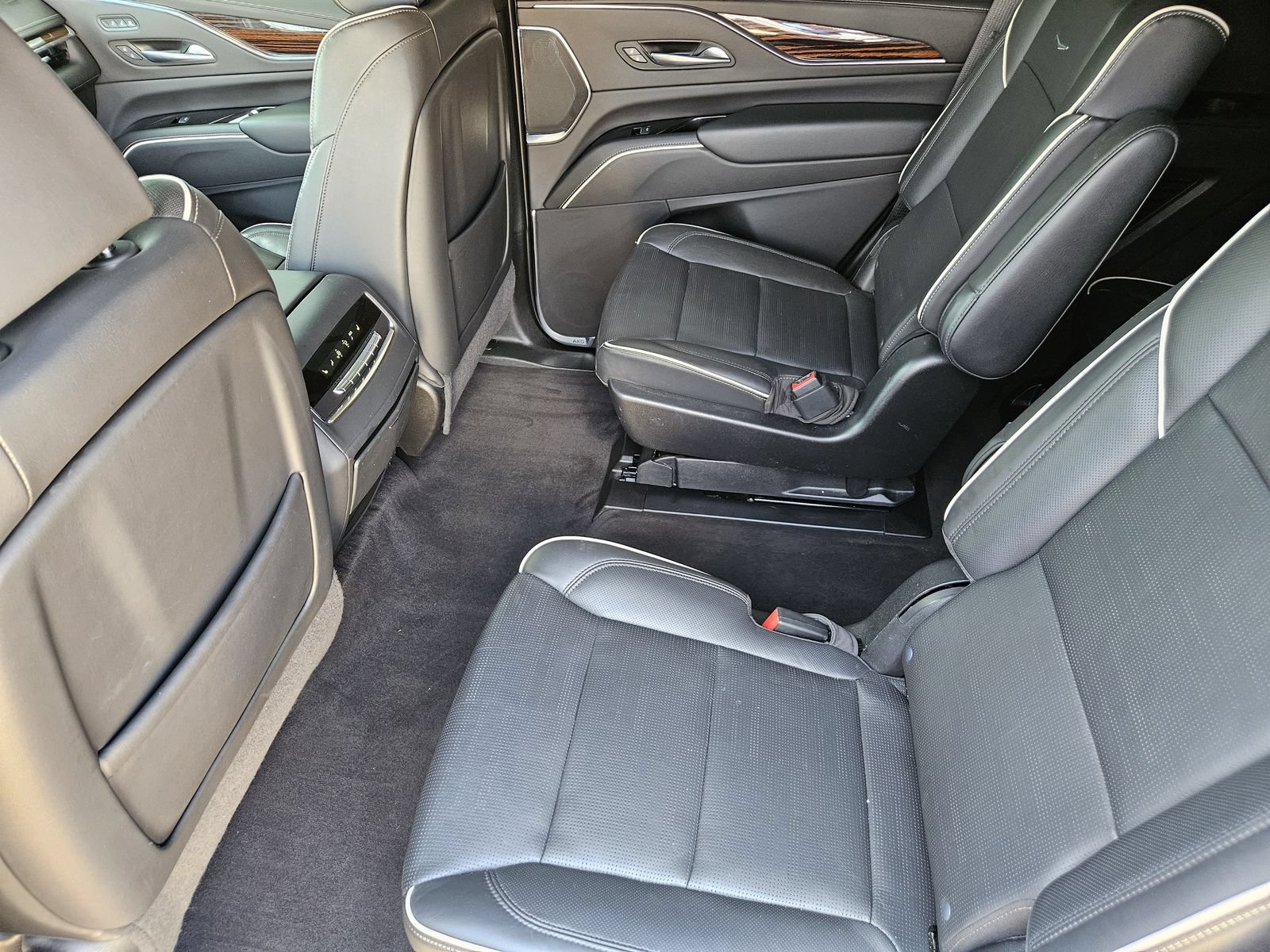 Used 2023 Cadillac Escalade Premium Luxury AWD/4WD image 32